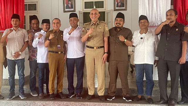 Anggota Dpr Ri H Syafiuddin Asmoro Bersama Jajaram Saat Foto Dengan Pj Bupati Bangkalan.