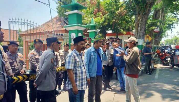 Tuntut Salah Satu Bakal Calon Diloloskan Sebagai Paw Pilkades Ambat, Sekelompok Warga Demo Kantor Dpmd Pamekasan