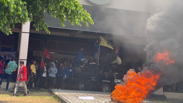 Aktivis Mahasiswa Saat Melakukan Aksi Unjuk Rasa Di Kantor Pemkab Bangkalan.