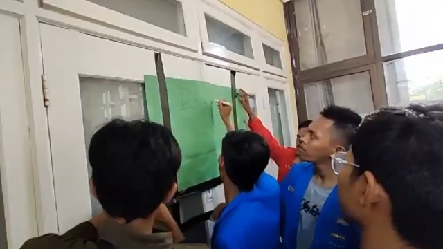 Aktivis Mahasiswa Saat Menyegel Ruang Kerja Pj Bupati Bangkalan.