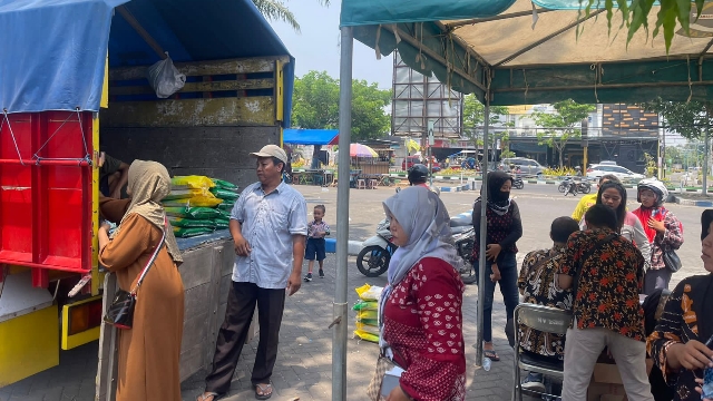 Petugas Dari Dinas Perdagangan Saat Melakukan Operasi Pasar Di Halaman Stadion Gelora Bangkalan.