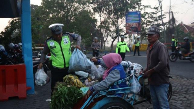 Petugas Kepolisian Saat Menindak Becak Motor Di Jalan Halim Perdana Kusuma.