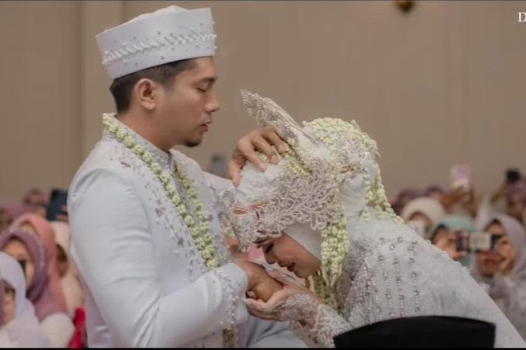 Pernikahan Fianolita Purnaningtias Dengan Sang Dosen. (Foto : Instagram Fianolita Purnaningtias)