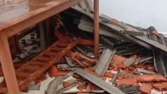 Salah Satu Atap Rumah Warga Rusak Saat Diterpa Angin Kencang. (Foto : Detik)