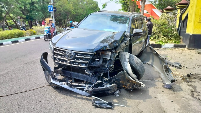 Mobil Fortuner Terlihat Rusak Parah Usai Mengalami Kecelakaan Dengan Mobil Dinas Pupr Bangkalan.