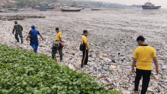 Satpolairud Polres Bangkalan Saat Meninjau Kondisi Sampah Di Pelabuhan Timur Kamal.