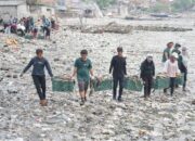 Mahasiswa Utm Bersama Warga Bersihkan Sampah Di Pelabuhan Timur Kamal
