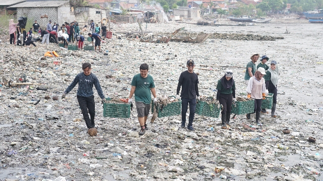 Mahasiswa Utm Bersama Element Masyarakat Saat Melakukan Bersih Bersih Sampah Di Pelabuhan Timur Kamal.
