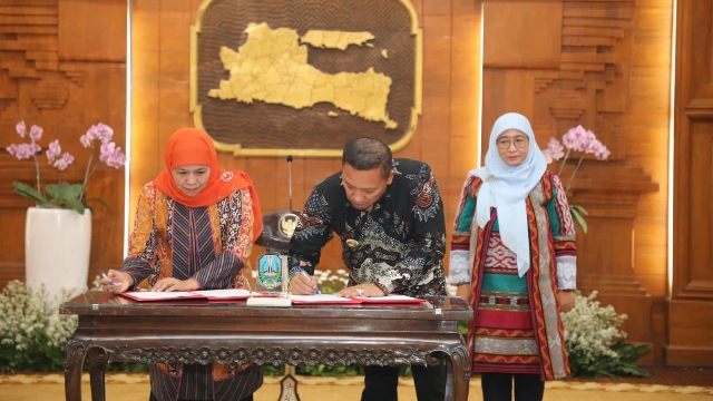 Penandatanganan Kesepakatan Bersama Bupati Sampang Dan Gubernur Jawa Timur. (Prokopim Pemkab For Taberita)