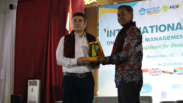 Dekan Feb Utm Dr. Sutikno Saat Menyerahkan Piagam Penghargaan Kepada Prof. Muhammad Ridwan Tony Lim Abdullah Dari Universitas Teknologi Petronas Malaysia