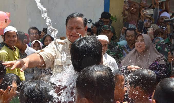 Menhan Prabowo Subianto Saat Meninjau Salah Satu Titik Sumur Bor. (Foto : Sindo News)