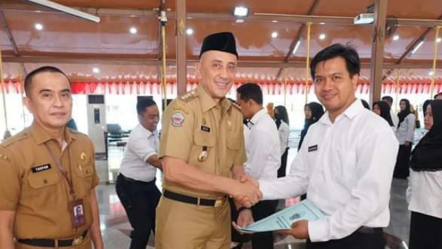 Pj Bupati Bangkalan Arief M Edie Menyerahkan Petikan Sk Pppk Di Pendopo Agung.