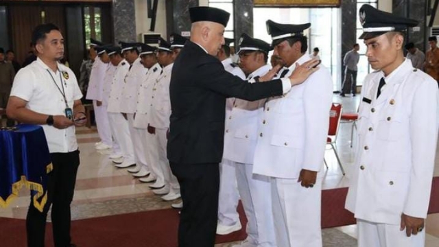 Pj Bupati Bangkalan Arief M Edie Saat Melantik 14 Kepala Desa Terpilih.