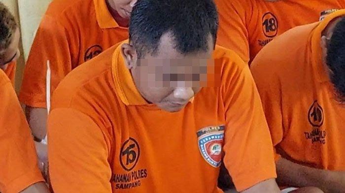 Pelaku Kurir Narkoba Saat Diamankan Di Mapolres Sampang. (Foto : Tribun News)