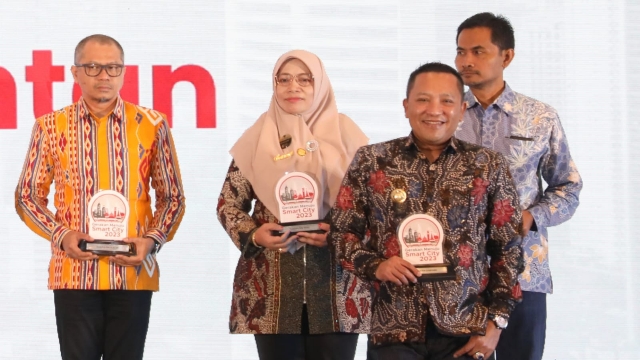 Penghargaan Gerakan Smart City Yang Diterima Oleh Bupati Sampang. (Foto : Prokopim Pemkab Sampang)