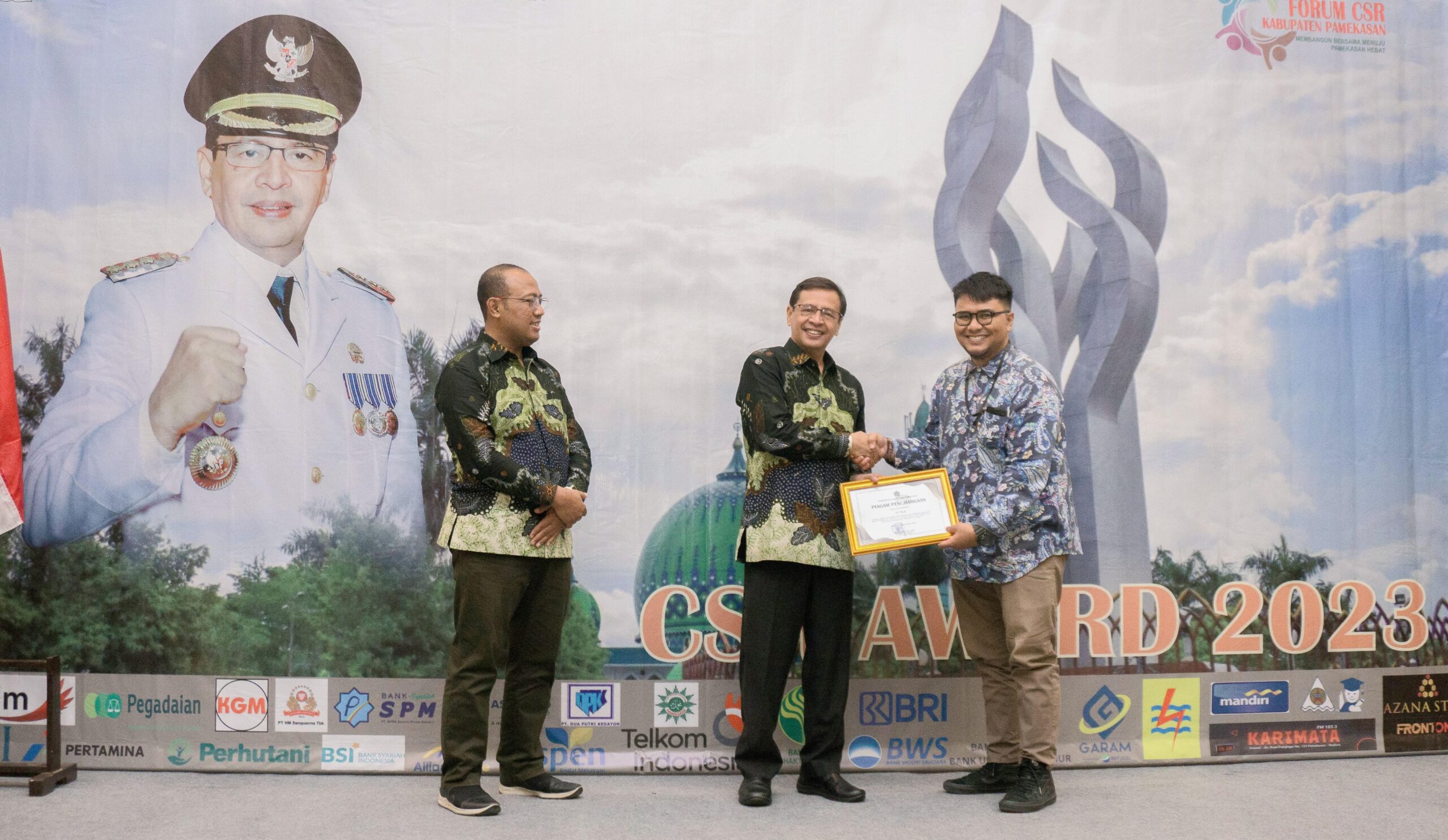 Penyerahan Penghargaan Csr Award Oleh Pj Bupati Pamekasan.