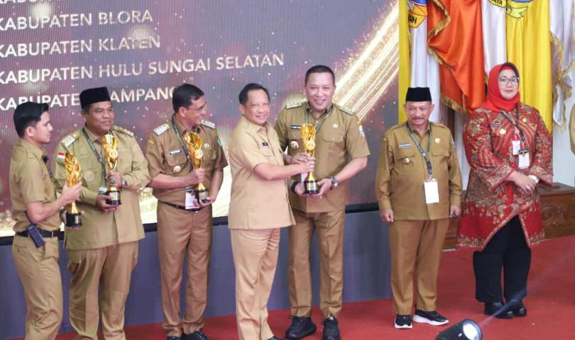 Bupati Sampang Saat Menerima Penghargaan Dari Menteri Dalam Negeri.