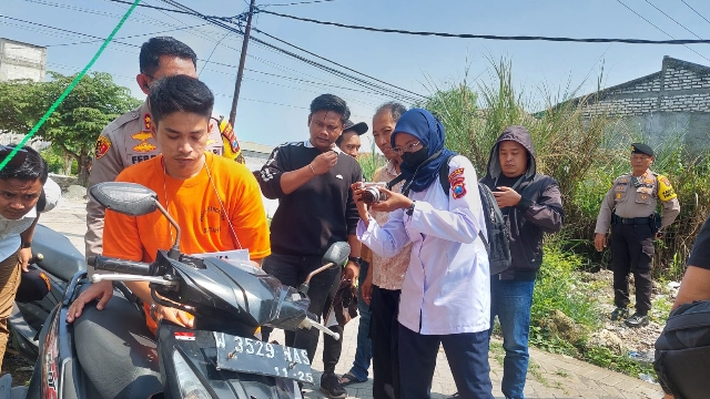 Satreskrim Polres Bangkalan Saat Melakukan Reka Ulang Pencurian Sepeda Motor.