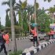 Tim Bawaslu Bersama Petugas Satpol Pp Bangkalan Melakukan Penertiban Apk Di Alun Alun Kota Bangkalan.
