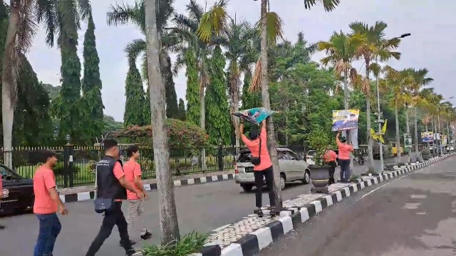 Tim Bawaslu Bersama Petugas Satpol Pp Bangkalan Melakukan Penertiban Apk Di Alun Alun Kota Bangkalan.