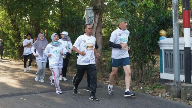 Pj Bupati Bangkalan Arief M Edie Terihat Berlari Saat Memperingati Hari Kesehatan Nasional.