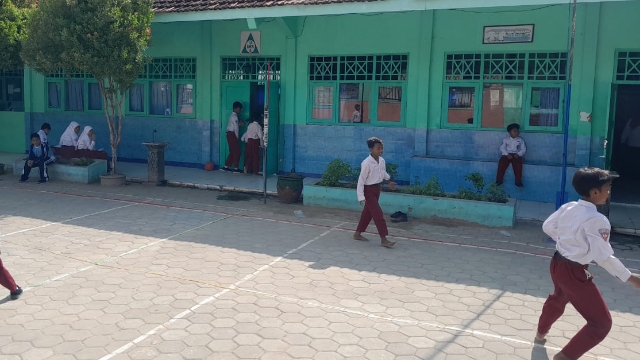 Suasana Jam Istirahat Di Sdn Tambengan 1, Kecamatan Arosbaya, Kabupaten Bangkalan.