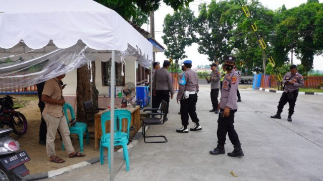 Anggota Polres Bangkalan Saat Melakukan Pengamanan Di Gudang Bulog.