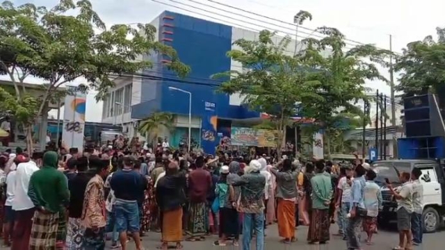 Warga Desa Gunung Rancak Saat Melakukan Aksi Demonstrasi Di Depan Kantor Cabang Bri Sampang.