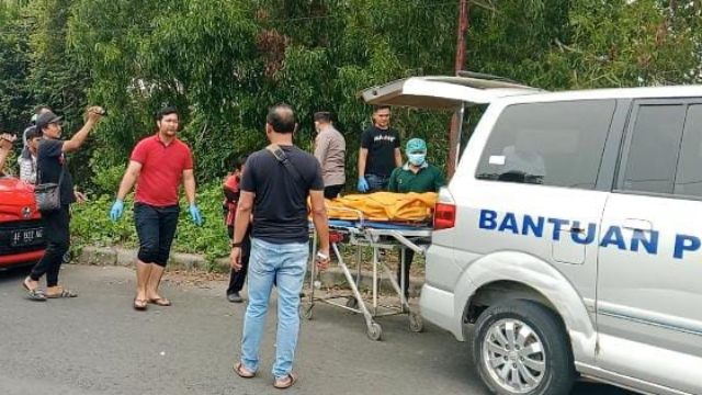 Petugas Kepolisian Dari Polres Bangkalan Saat Melakukan Evakuasi Penemuan Mayat.