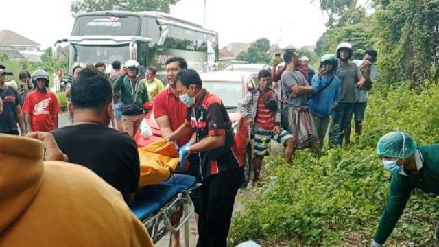 Polres Bangkalan Saat Melakukan Evakuasi Mayat Di Dekat Perumahan Green Asri.