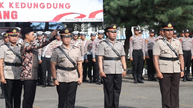 Upacara Serah Terima Jabatan Kapolsek Kedungdung Dan Kasatreskrim Polres Sampang.