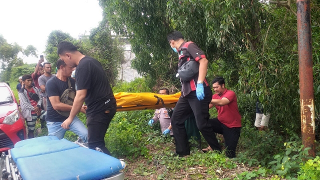 Petugas Kepolisian Polres Bangkalan Saat Melakukan Evakuasi Korban Pembunuhan.