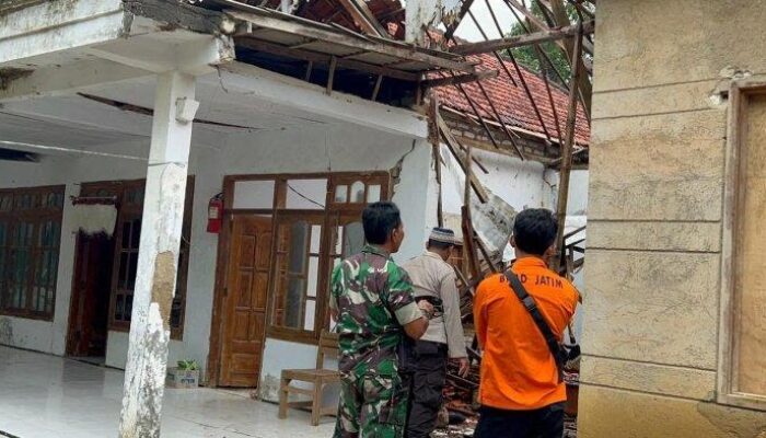 Hujan Disertai Angin Kencang Sapu Rumah Warga Di Kecamatan Kedungdung Sampang