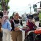 Relawan Prabowo Gibran Saat Berbagi Pada Pengguna Jalan Di Jalan Raya Burneh.