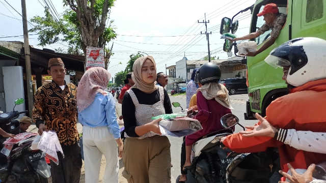 Relawan Prabowo Gibran Saat Berbagi Pada Pengguna Jalan Di Jalan Raya Burneh.