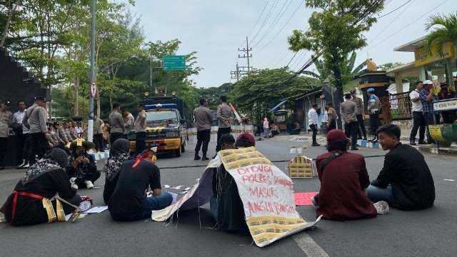 Aktivis Mdw Saat Melakukan Demonstrasi Ke Polres Sampang. (Dok. Rri)