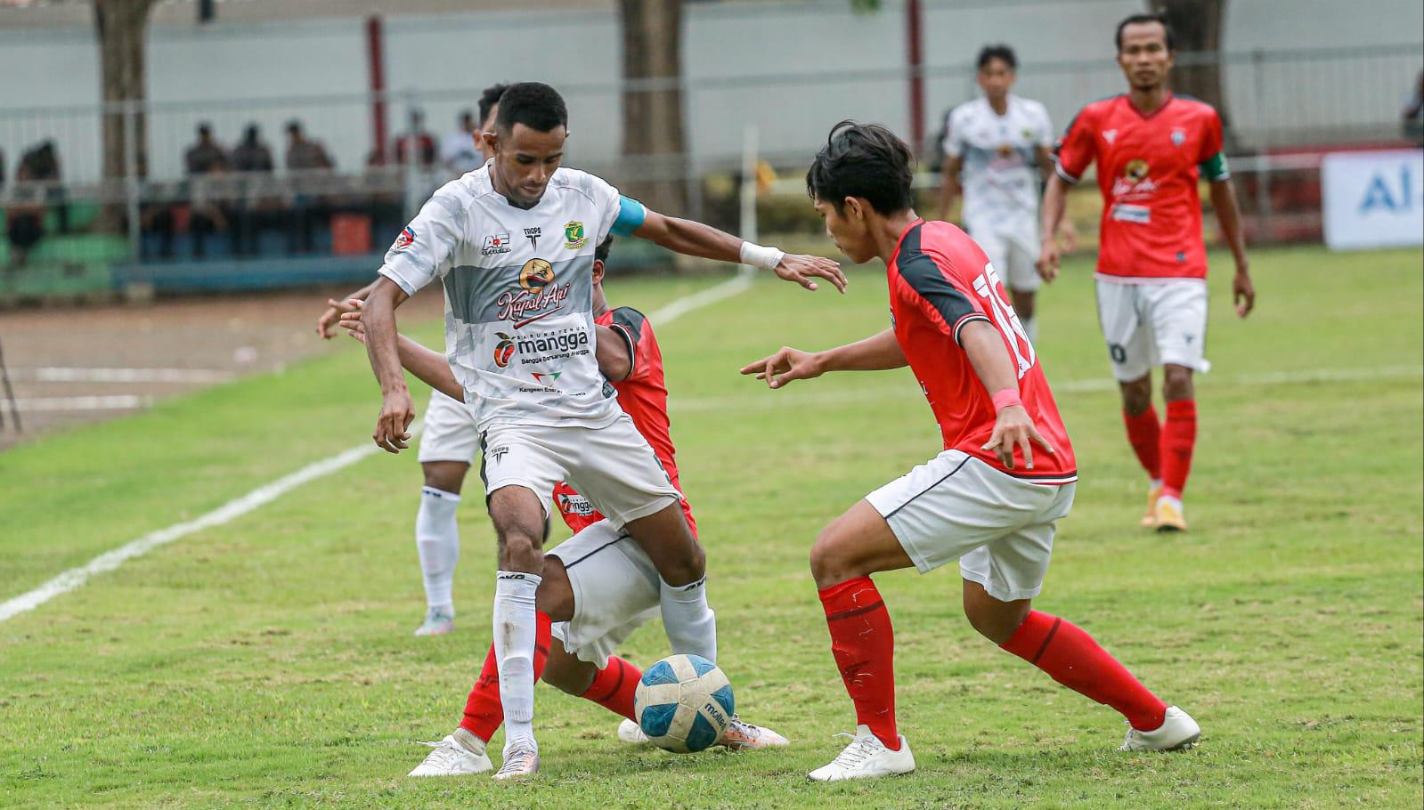 Pemain Perssu Madura City Saat Beradu Berebut Bola Dengan Pemain Persiga Trenggalek.