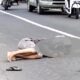 Kondisi Korban Tergeletak Di Tengah Jalan Usai Mengalami Kecelakaan.