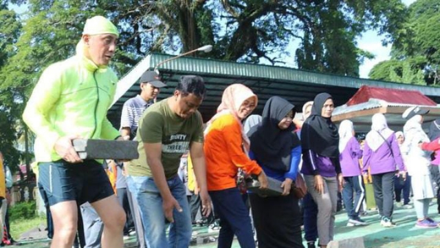 Pj Bupati Bangkalan Saat Melakukan Peletakan Batu Pertama Pada Pembangunan Jogging Track Di Alun Alun Bangkalan.