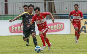 Pemain Perssu Madura City Saat Menguasai Bola.