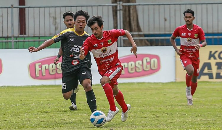 Pemain Perssu Madura City Saat Menguasai Bola.