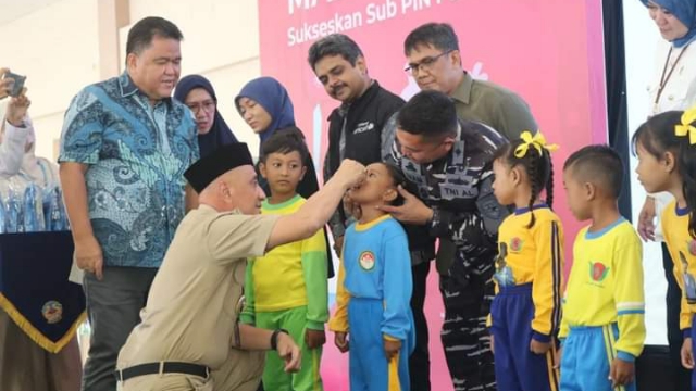 Pj Bupati Bangkalan Arief M Edie Saat Menghadiri Kegiatan Deklarasi Komitmen Madura Imunisasi Anak Di Sentra Ikm.