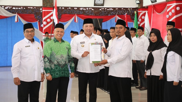 Bupati Sampang Saat Melantik Pengurus Pimpinan Cabang Perkumpulan Guru Madrasah (Pgm) Kabupaten Sampang. (Dok. Prokopim Pemkab Sampang)