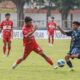 Pemain Perssu Madura City Saat Berduel Dengan Pemain Pasuruan United.