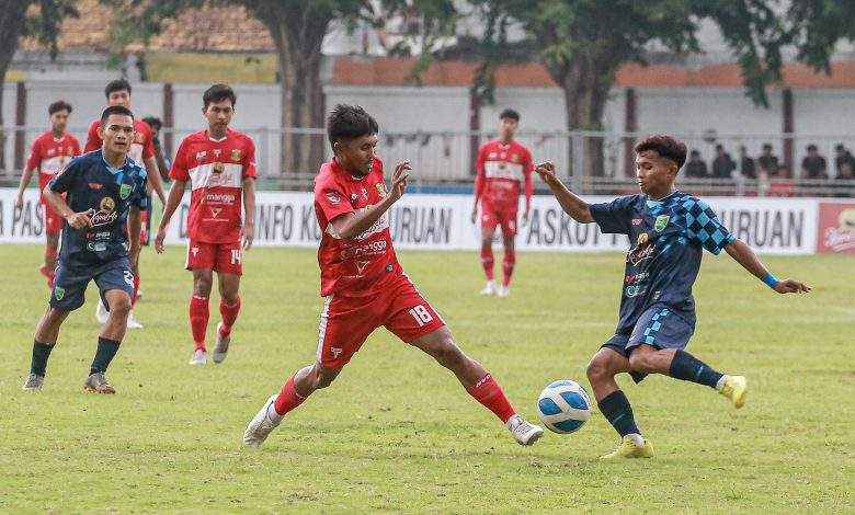 Pemain Perssu Madura City Saat Berduel Dengan Pemain Pasuruan United.