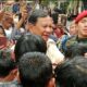 Prabowo Subianto Disambut Meriah Oleh Warga Setempat Saat Tiba Di Ponpes Al Anwar Modung.