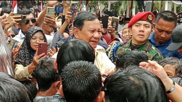 Prabowo Subianto Disambut Meriah Oleh Warga Setempat Saat Tiba Di Ponpes Al Anwar Modung.