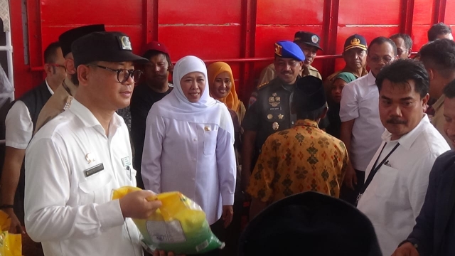 Gubernur Jatim, Khofifah Indar Prawansah Saat Meninjau Pasar Murah Di Kecamatan Arosbaya Bangkalan.