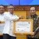 Sekdakab Sampang Saat Menerima Penghasilan Dari Kepala Perwakilan Ombudsman Ri Jawa Timur.