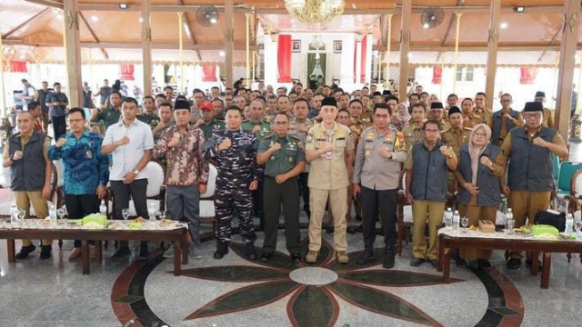 Pj Bupati Bangkalan Bersama Forkopimda Saat Rapat Koordinasi Pengamanan Pemilu Di Pendopo Agung Bangkalan.